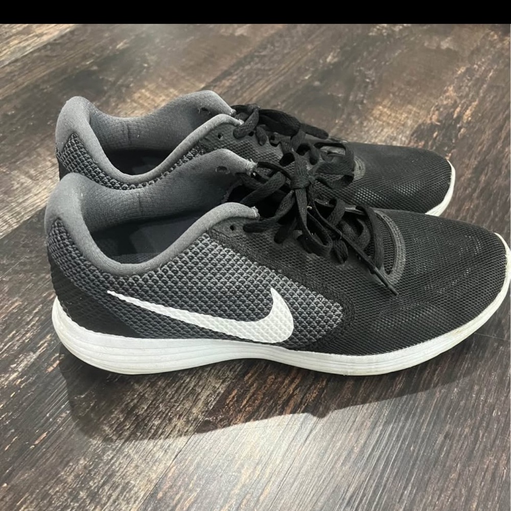 NIKE Womens Size 10 Gym Shoes